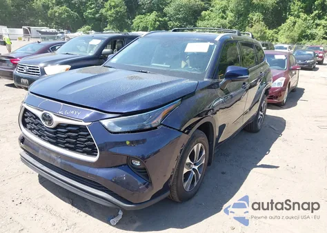 2022 Toyota Highlander Xle z USA, uszkodzony, nr VIN 5TDHZRBH2NS597527